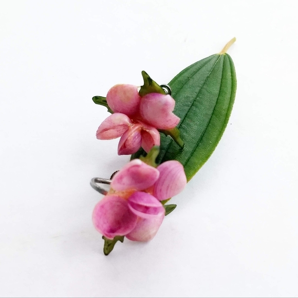 VINTAGE SHELL 1950 Delicate Natural Pink Rose Floral Screw-On Flower Earrings - Picture 2 of 6